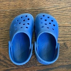 Toddler blue crocs (size 6-7)